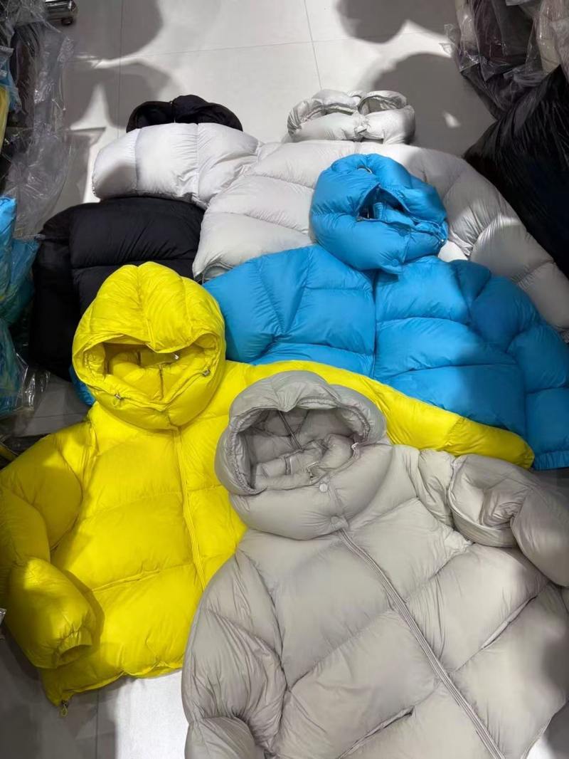 Női pehelyes mellény, koreai laza stílus, kapucnival, bő szabás, 96% kacsa tollal töltve, poliészter anyag