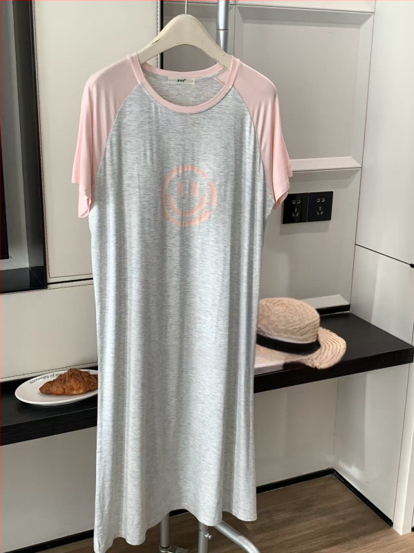 Νυχτικό Lyocell με σχέδιο γλυκού χαμόγελου σε αντίθεση, μήκος μέχρι το γόνατο, ενσωματωμένες επενδύσεις για το στήθος, 3/4 μανίκια