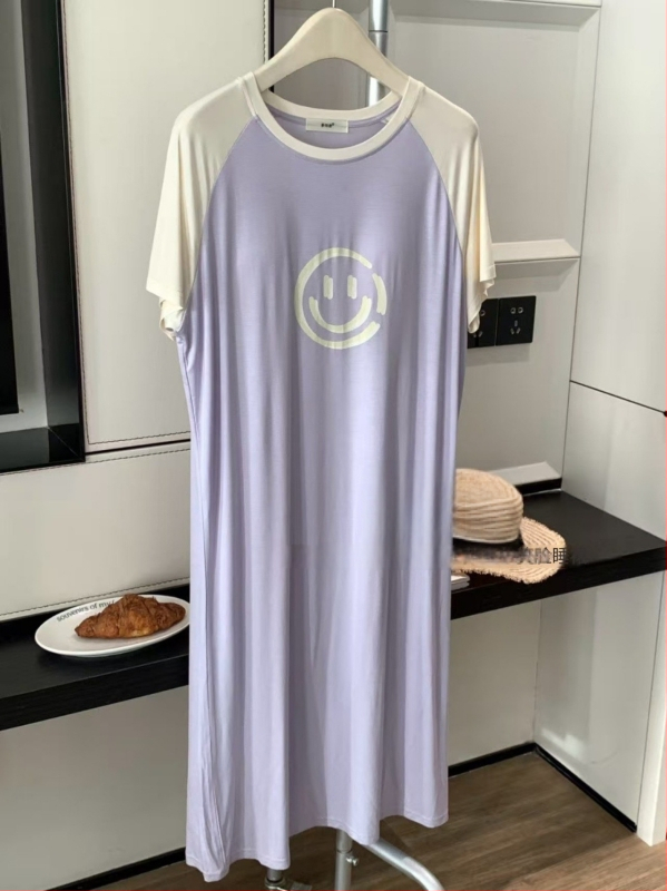 Νυχτικό Lyocell με σχέδιο γλυκού χαμόγελου σε αντίθεση, μήκος μέχρι το γόνατο, ενσωματωμένες επενδύσεις για το στήθος, 3/4 μανίκια