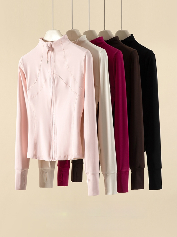 Moteriškas sportinis švarkas iš nailono ir spandekso, siauras siluetas, stovimas apykaklė su užtrauktuku, ilgomis rankovėmis, ilgis 50–65 cm