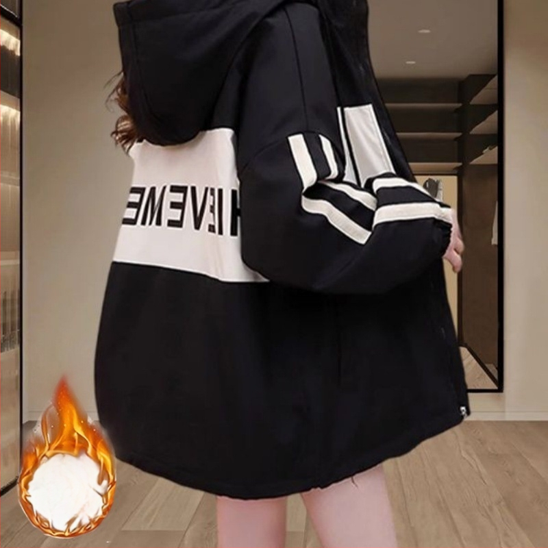 Női kapucnis széldzseki, laza szabás, zárás zipzárral és gombokkal, anyag nylon 95%+, hossz 50–65 cm