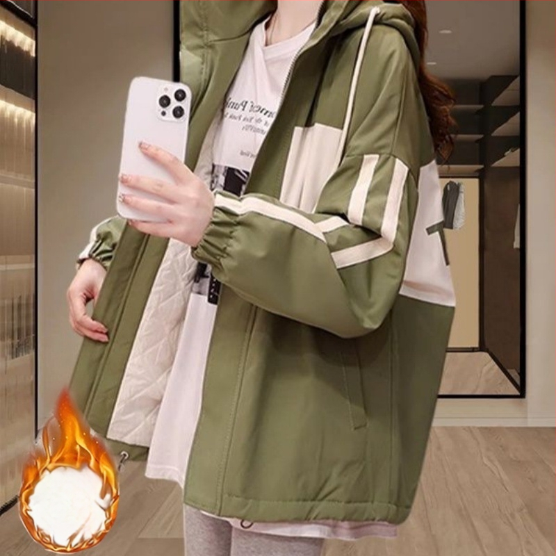 Női kapucnis széldzseki, laza szabás, zárás zipzárral és gombokkal, anyag nylon 95%+, hossz 50–65 cm