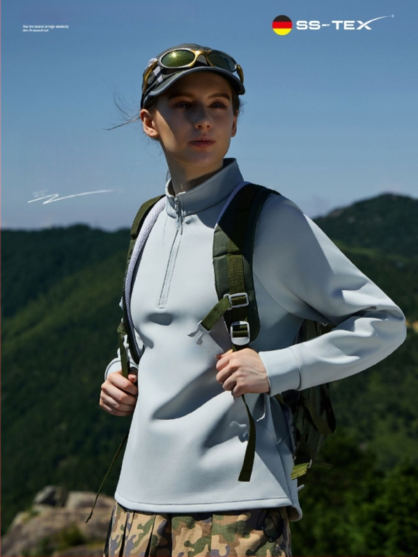 Νάιλον μπουφάν με κέντημα λογότυπου, κουκούλα, σταθερός γιακάς, μακριά μανίκια ραγκλαν, χαλαρή γραμμή