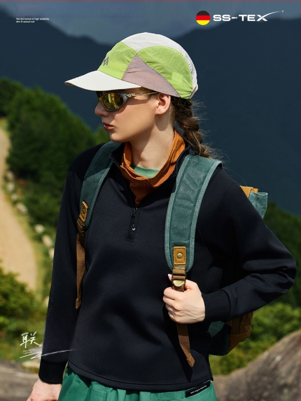 Νάιλον μπουφάν με κέντημα λογότυπου, κουκούλα, σταθερός γιακάς, μακριά μανίκια ραγκλαν, χαλαρή γραμμή