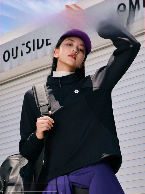 Νάιλον μπουφάν με κέντημα λογότυπου, κουκούλα, σταθερός γιακάς, μακριά μανίκια ραγκλαν, χαλαρή γραμμή