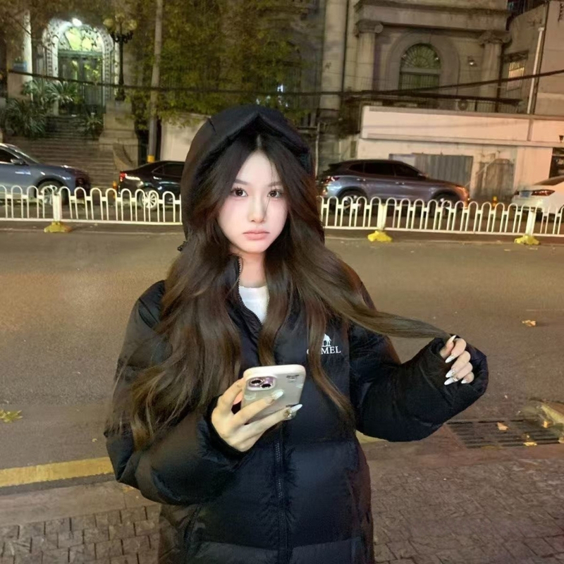 Striukė su balto antis pūko užpildas, pūkos dalis 81–85%, atspari vandeniui ir dėmėms, priekinis užtrauktukas