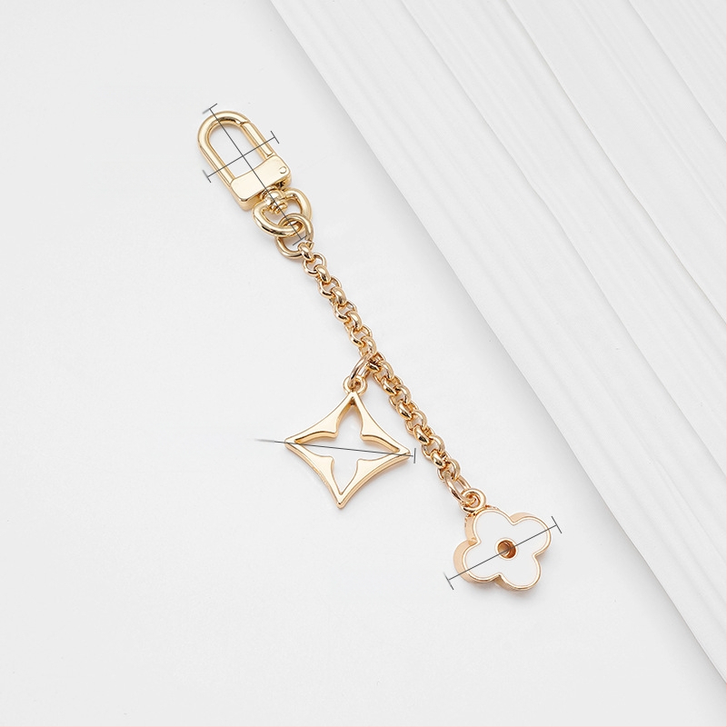 Plecu siksna ar pagarināšanas ķēdi LV Three-in-One Mahjong somai, metāla materiāls, četrziedu dekoratīvā ķēde, zīmols Famous Ancient Hui, pavasaris 2023