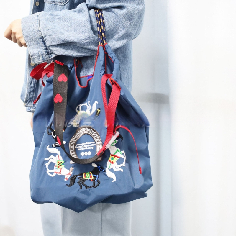 Somas siksna/plecu siksna – Moderns poliesteris, ģeometriskais raksts, svaigs un salds stils, izlaidums 2025. gada rudens, palielina ietilpību.