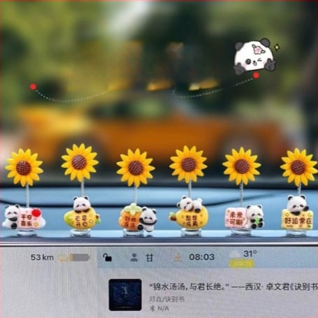 Auto iekšējā dekora priekšmets ar ļoti mīļu panda un sunflower; arī piemērots kā biroja dekors; ideāla dāvana kāzām, dzimšanas dienām, svētkiem, pārcelšanai un apbalvojumiem.