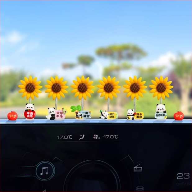 Auto iekšējā dekora priekšmets ar ļoti mīļu panda un sunflower; arī piemērots kā biroja dekors; ideāla dāvana kāzām, dzimšanas dienām, svētkiem, pārcelšanai un apbalvojumiem.