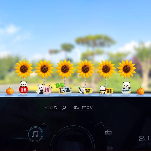 Auto iekšējā dekora priekšmets ar ļoti mīļu panda un sunflower; arī piemērots kā biroja dekors; ideāla dāvana kāzām, dzimšanas dienām, svētkiem, pārcelšanai un apbalvojumiem.