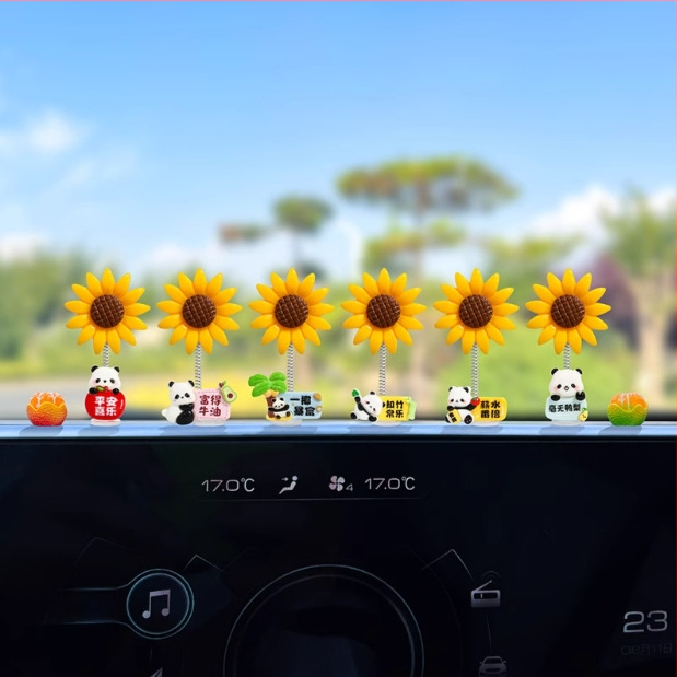 Auto iekšējā dekora priekšmets ar ļoti mīļu panda un sunflower; arī piemērots kā biroja dekors; ideāla dāvana kāzām, dzimšanas dienām, svētkiem, pārcelšanai un apbalvojumiem.