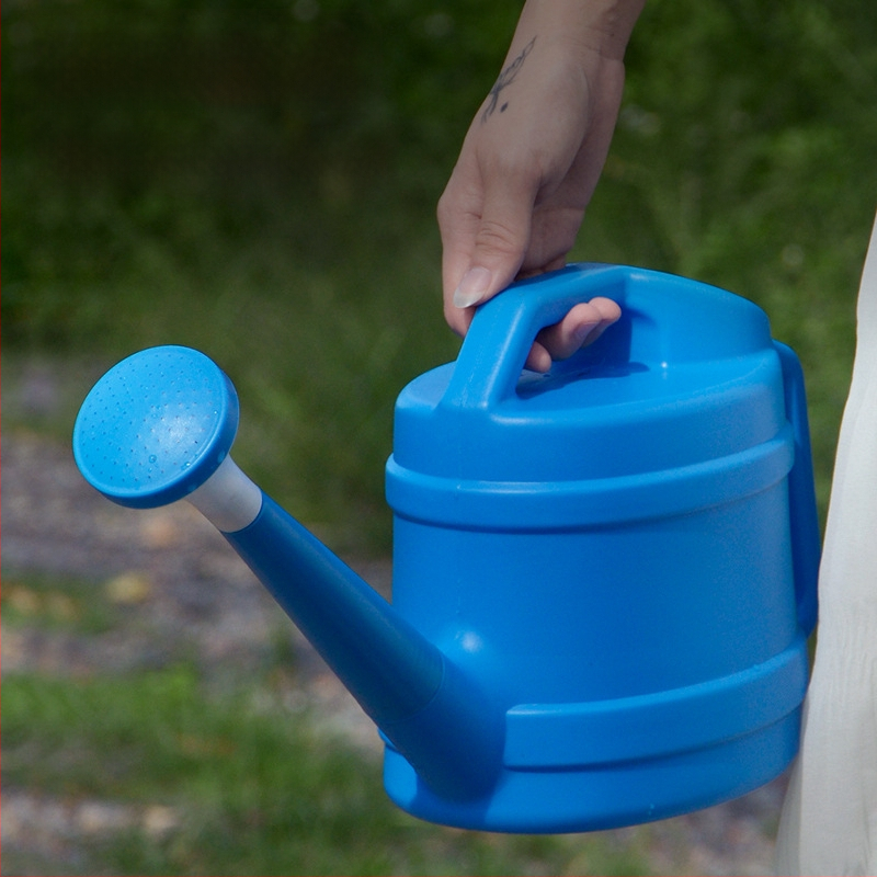 Plastmasas laistīšanas kanna ar garu izplūdumu