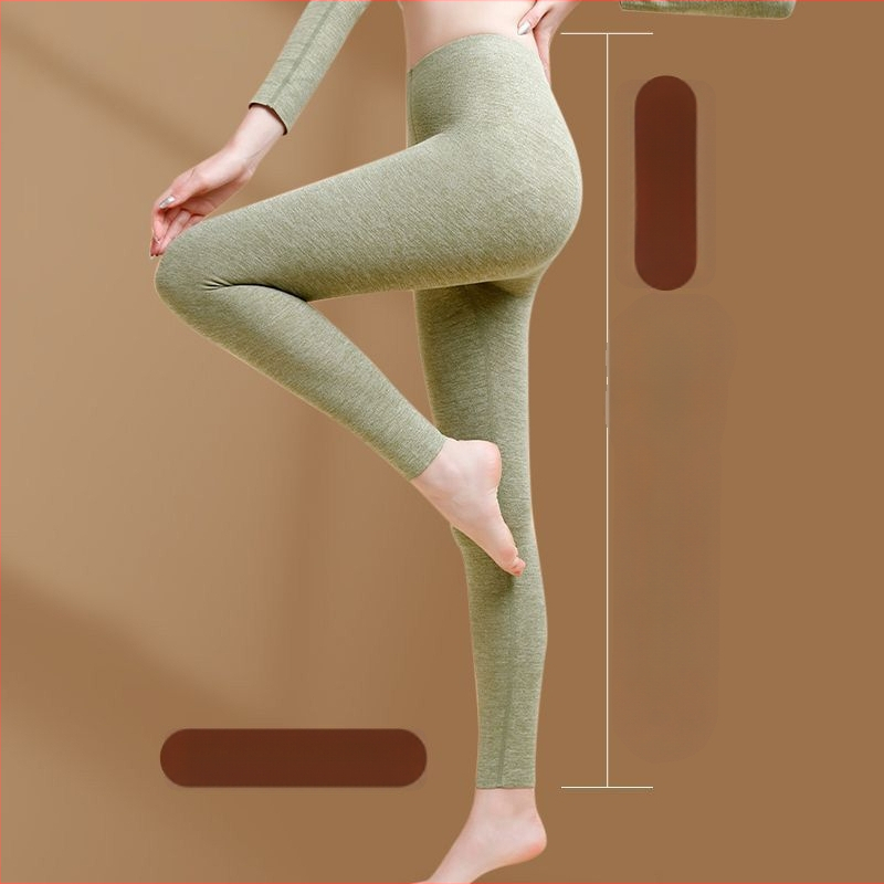 All-in-one bikses ar bieza poliestera audumu, galvenā auduma sastāva 90–95%, ciešs griezums, biksu garums.