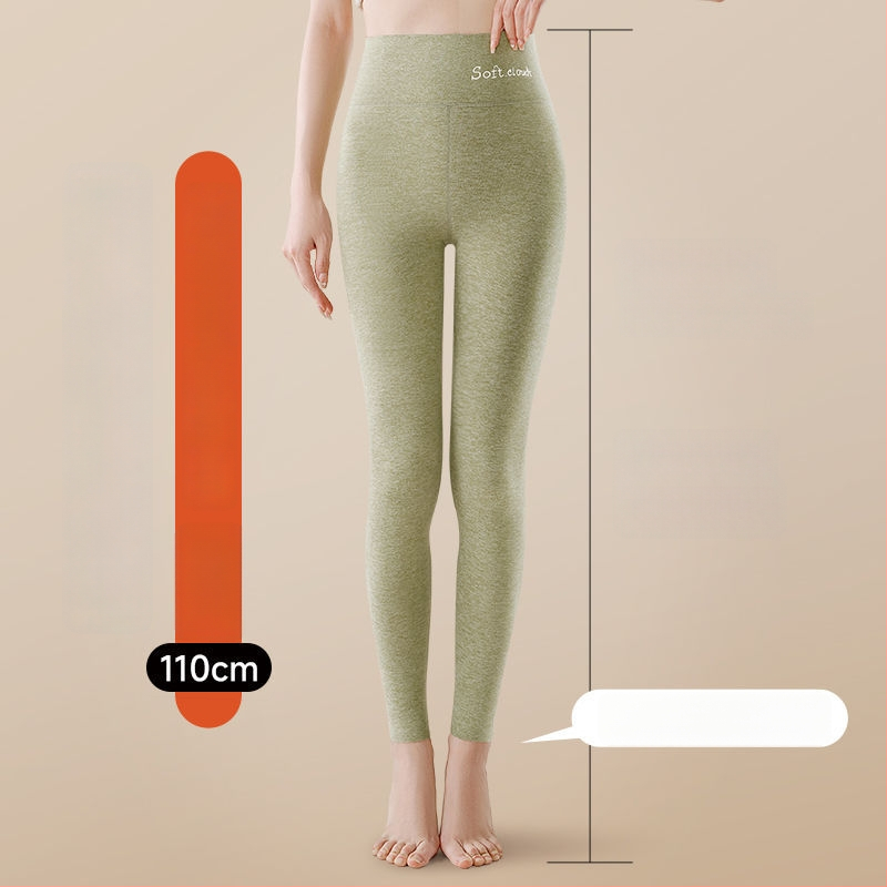 All-in-one bikses ar bieza poliestera audumu, galvenā auduma sastāva 90–95%, ciešs griezums, biksu garums.