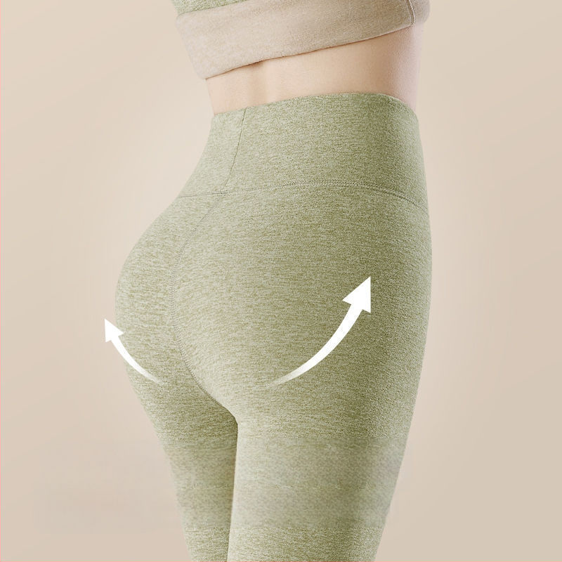 All-in-one bikses ar bieza poliestera audumu, galvenā auduma sastāva 90–95%, ciešs griezums, biksu garums.