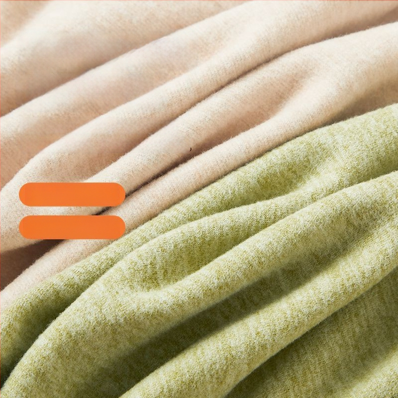 All-in-one bikses ar bieza poliestera audumu, galvenā auduma sastāva 90–95%, ciešs griezums, biksu garums.