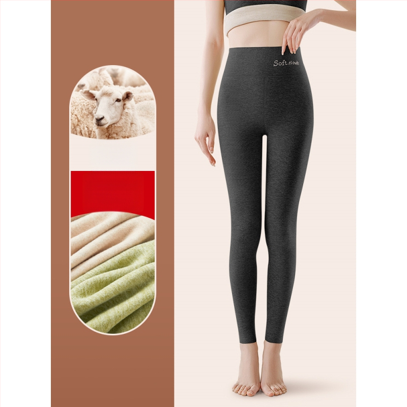 All-in-one bikses ar bieza poliestera audumu, galvenā auduma sastāva 90–95%, ciešs griezums, biksu garums.