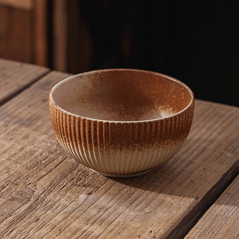 Keramikas trauku komplekts vienai personai, retro japāņu stilā, zem glazūras krāsa, svītras un neregulāri raksti, iekļauj šķīvjus, bļodas, ēdiena kociņus un karotes