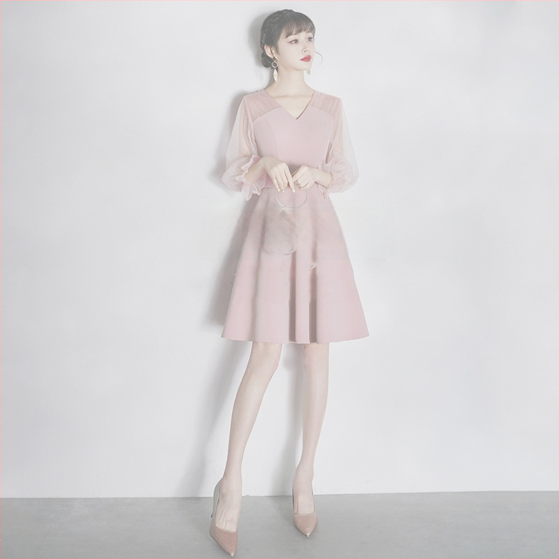 Vakara kleita ar augstu jostu, īsiem piedurknēm, jostas definējoša silueta, gara kleita