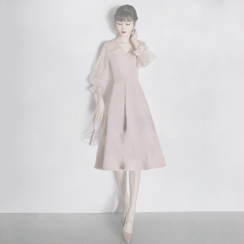 Vakara kleita ar augstu jostu, īsiem piedurknēm, jostas definējoša silueta, gara kleita