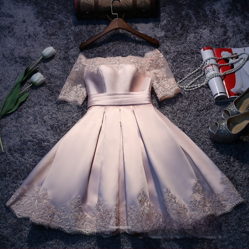 Vakara kleita sievietēm ar mazu augumu, īsām piedurknēm, viduklis vidējā līmenī, īsa svārki; galvenā auduma sastāvs: poliesteris 50%, citi audumi 20% un 10%, oderējums 10%