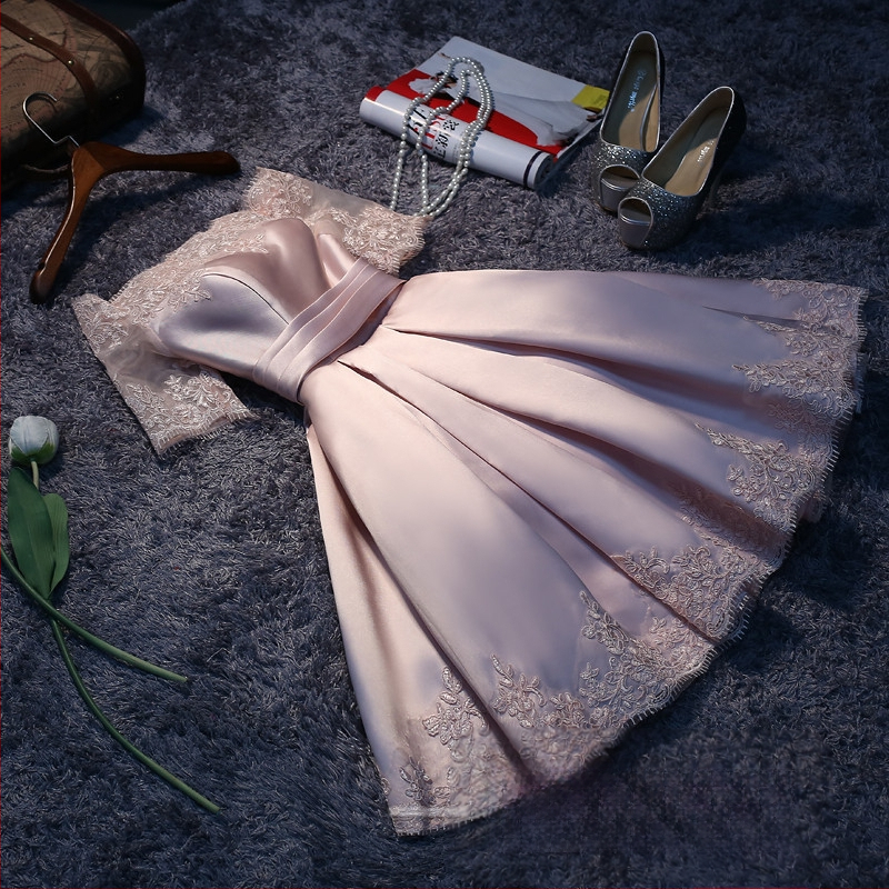 Vakara kleita sievietēm ar mazu augumu, īsām piedurknēm, viduklis vidējā līmenī, īsa svārki; galvenā auduma sastāvs: poliesteris 50%, citi audumi 20% un 10%, oderējums 10%