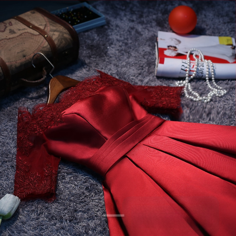 Vakara kleita sievietēm ar mazu augumu, īsām piedurknēm, viduklis vidējā līmenī, īsa svārki; galvenā auduma sastāvs: poliesteris 50%, citi audumi 20% un 10%, oderējums 10%