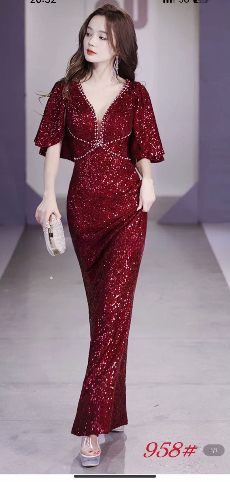 Sequined fishtail vakara kleita ar dziļu V-dekolte, īsiem piedurknēm, augsta vidukļa A-līnijas siluets, acetāta šķiedras maisījums