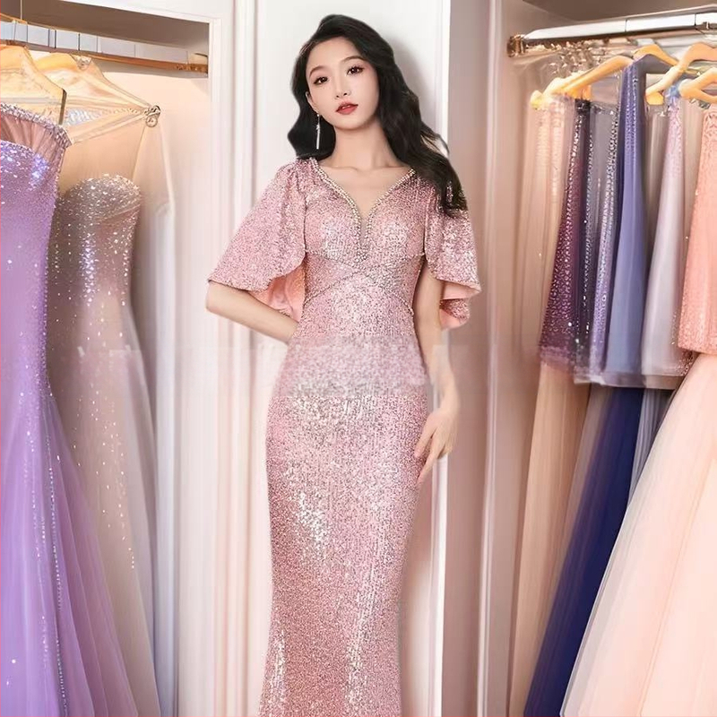 Sequined fishtail vakara kleita ar dziļu V-dekolte, īsiem piedurknēm, augsta vidukļa A-līnijas siluets, acetāta šķiedras maisījums