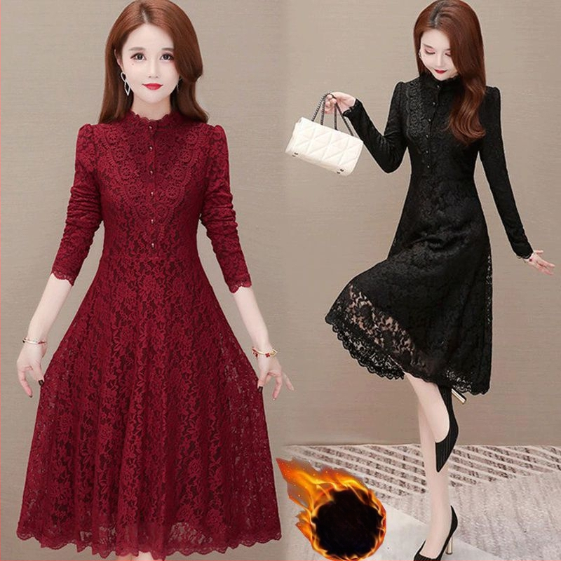 Vidēja garuma adītā kleita, apaļā kakla, garas piedurknes, šaurs piegriezums, literāri retro stils, galvenā auduma sastāvs: 90–95% neilons