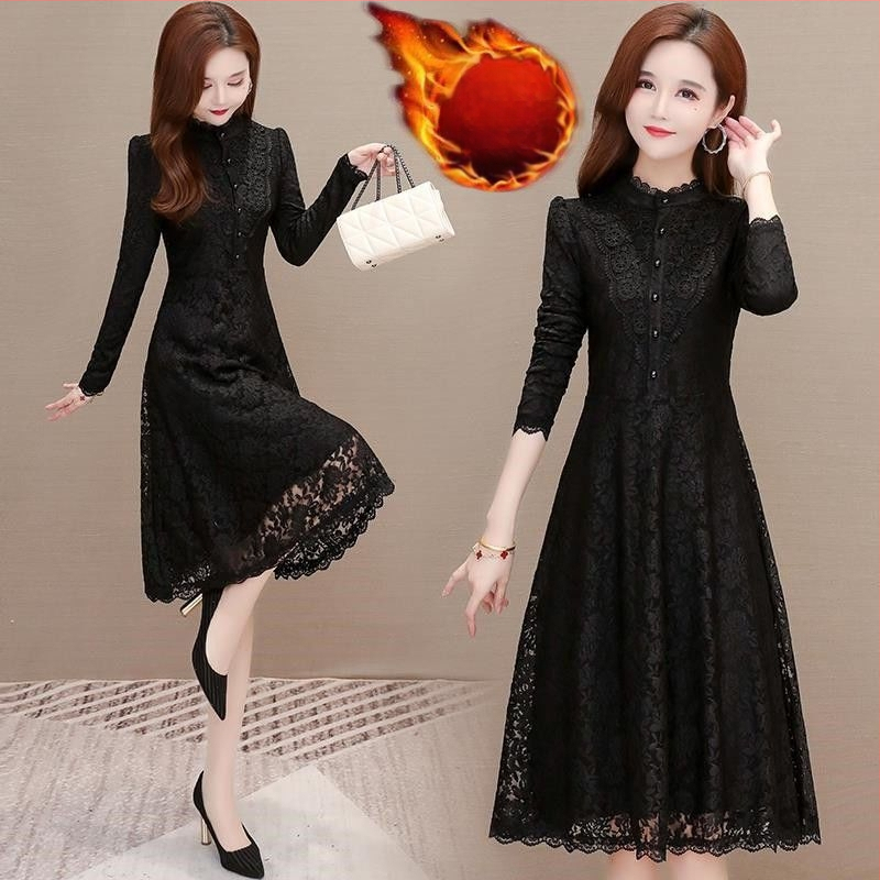 Vidēja garuma adītā kleita, apaļā kakla, garas piedurknes, šaurs piegriezums, literāri retro stils, galvenā auduma sastāvs: 90–95% neilons