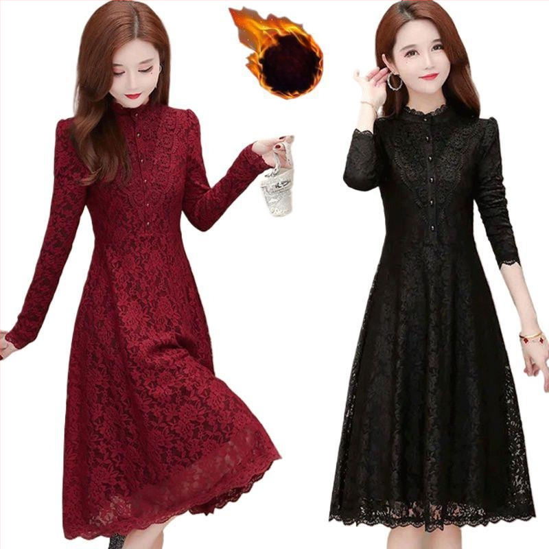 Vidēja garuma adītā kleita, apaļā kakla, garas piedurknes, šaurs piegriezums, literāri retro stils, galvenā auduma sastāvs: 90–95% neilons