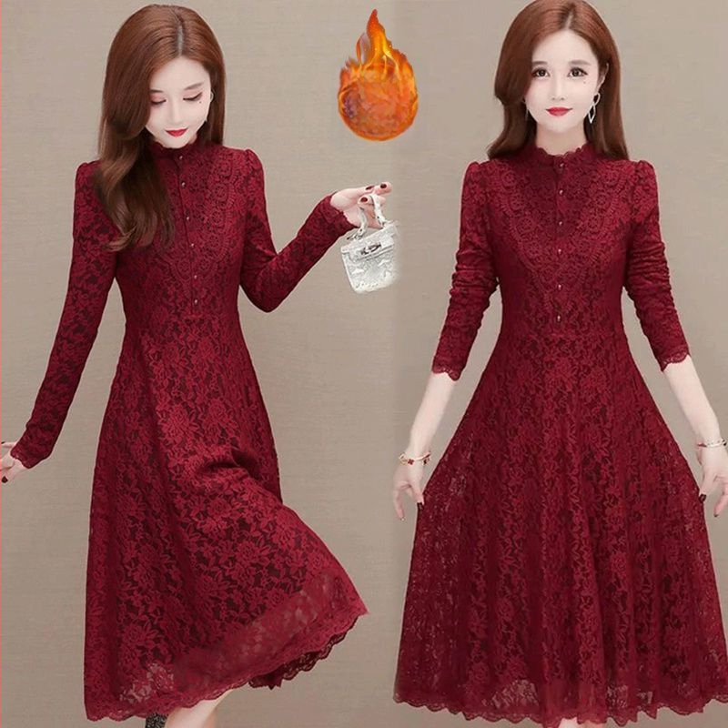 Vidēja garuma adītā kleita, apaļā kakla, garas piedurknes, šaurs piegriezums, literāri retro stils, galvenā auduma sastāvs: 90–95% neilons