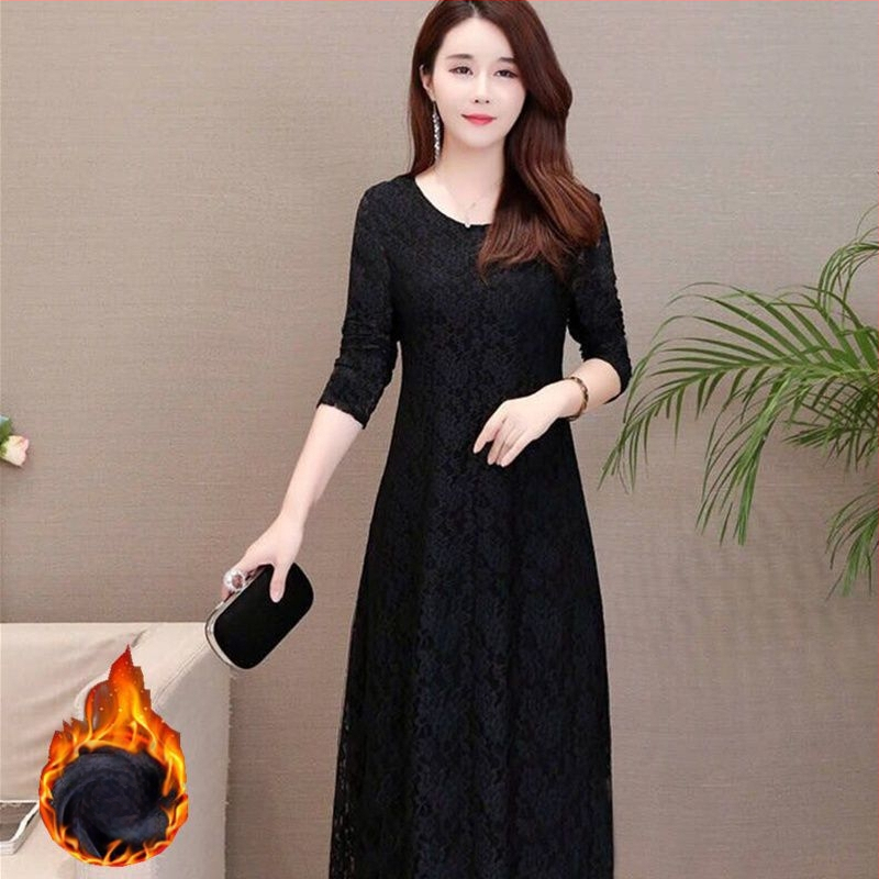 Vidēja garuma adītā kleita, apaļā kakla, garas piedurknes, šaurs piegriezums, literāri retro stils, galvenā auduma sastāvs: 90–95% neilons