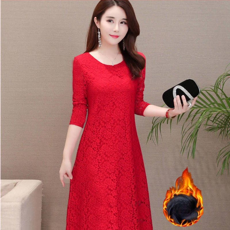 Vidēja garuma adītā kleita, apaļā kakla, garas piedurknes, šaurs piegriezums, literāri retro stils, galvenā auduma sastāvs: 90–95% neilons