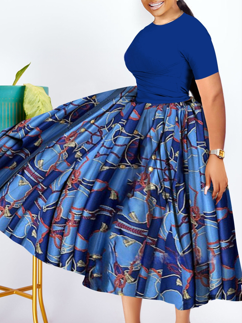 Garā kleita ar lielu volānu, apaļais kakla izgriezums, garas piedurknes, Eiropas un Amerikas stils