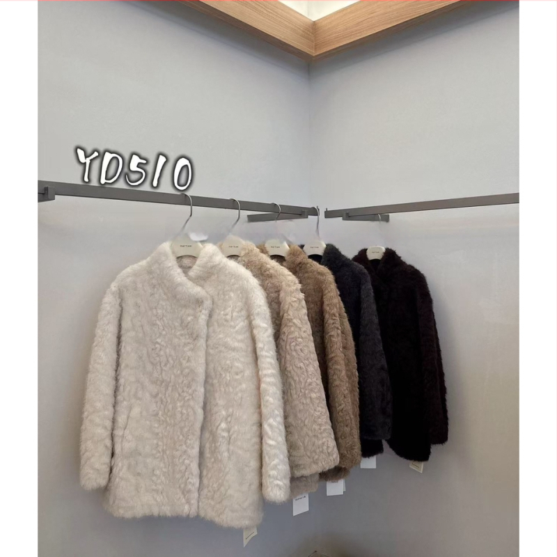 Laisvai kirpimo vidutinio ilgio paltas su kailine apykakle, nuleisti pečiai, 95% poliesteris