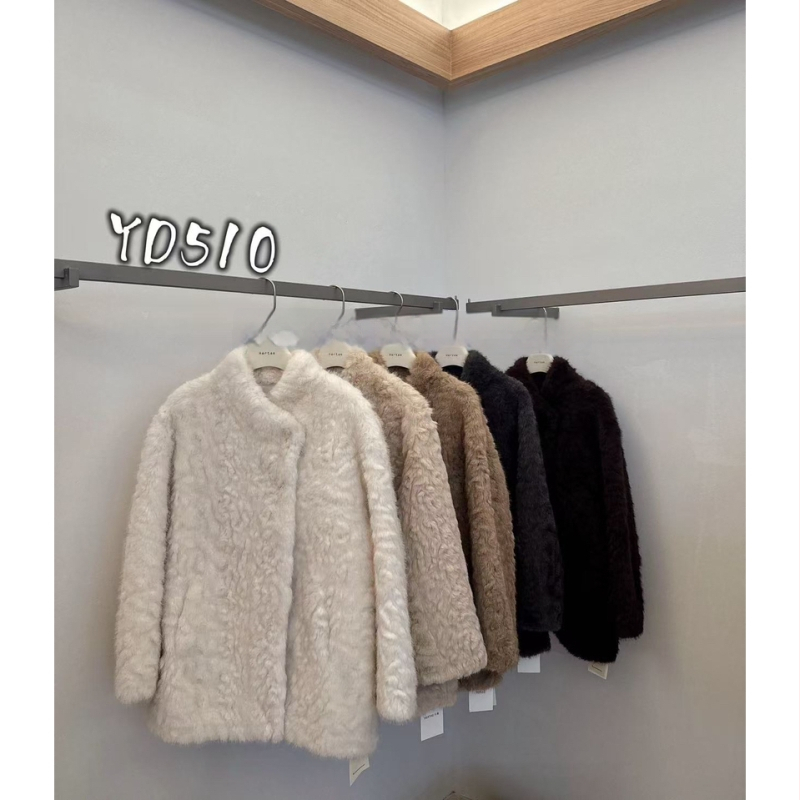 Laisvai kirpimo vidutinio ilgio paltas su kailine apykakle, nuleisti pečiai, 95% poliesteris