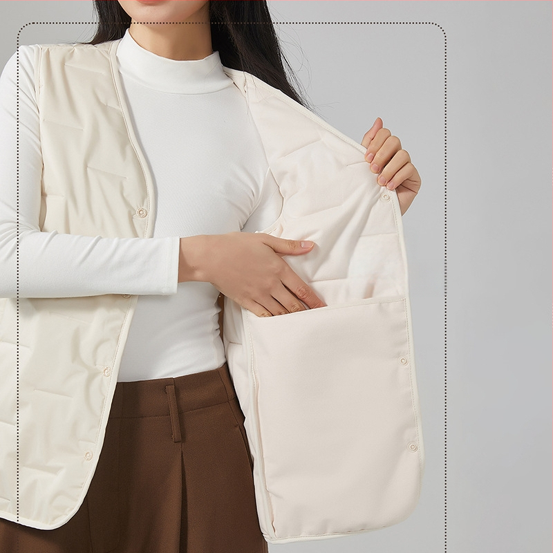 Sieviešu veste ar aitas vilnas pildījumu un poliestera galveno audumu 95%+, V formas kakla atvērums, vidēja garuma, šaurs piegriezums