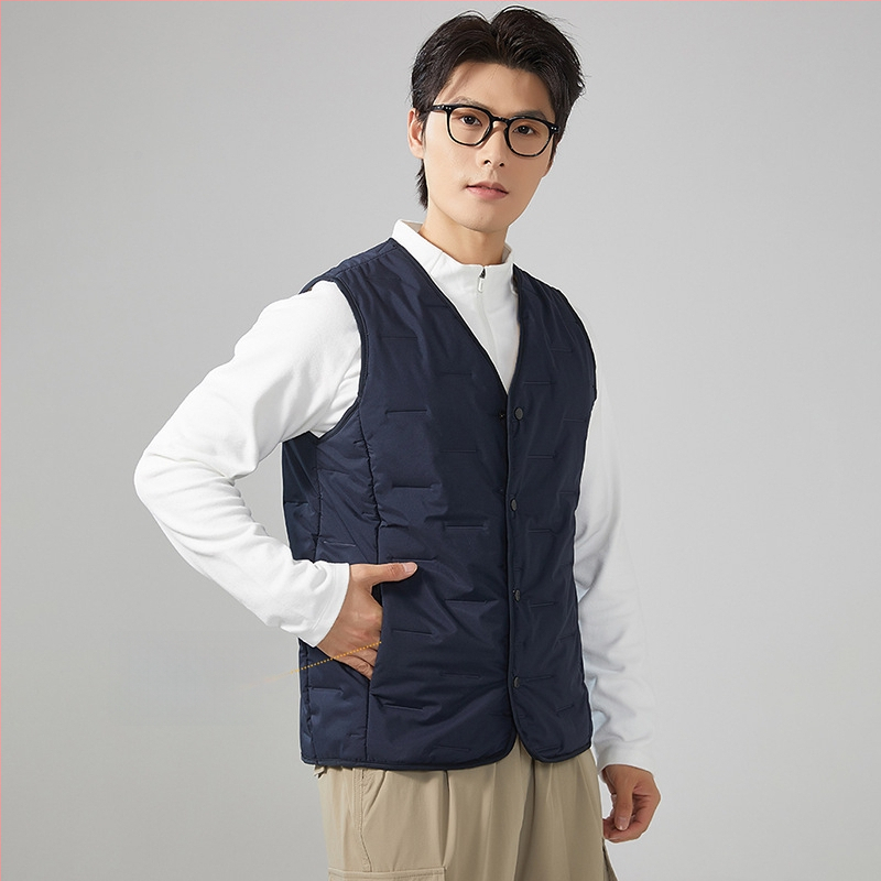 Sieviešu veste ar aitas vilnas pildījumu un poliestera galveno audumu 95%+, V formas kakla atvērums, vidēja garuma, šaurs piegriezums