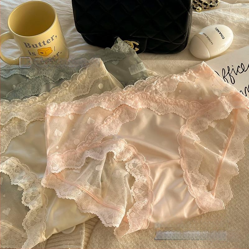Ženske čipkaste bikini gaćice s pamukom u području prepona; prozračne, antibakterijske, brzo se suše; nylon smjesa.