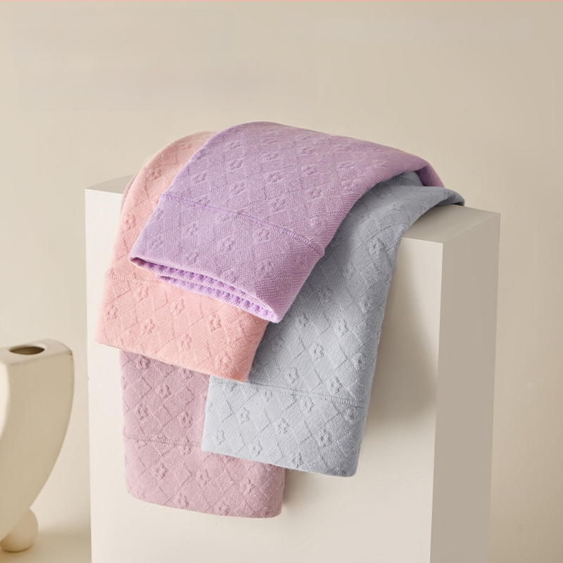 Sieviešu drošības apakšveļa ar vidējo jostu no kokvilnas, reljefveidīgs raksts, anti-slip funkcija, galvenais materiāls 90–95% kokvilna, starpkājuma oderējums 100% kokvilna