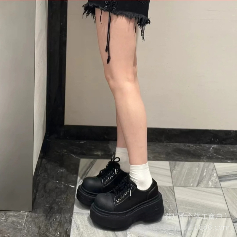 Derby kingad – ümmarguse ninaga, veisliha nahk, veepõhja värviga nahk, eesmine luku kinnis, TPR kannatala, kand 6–8 cm