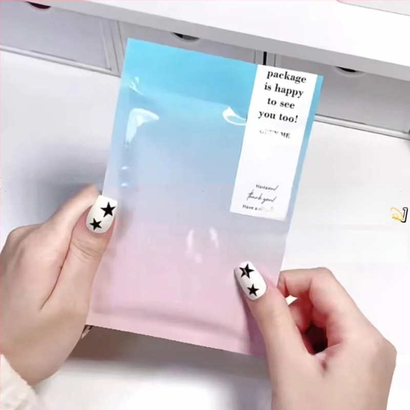 Savarankiškai užsidaranti pakuotės kišenė su plokščia kišene; medžiaga OPP+PET+CPP; kilmė Yiwu, Kinija; prekinis ženklas New Look