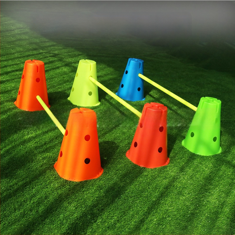 Aparate de antrenament pentru fotbal – material PE, Crown, conuri de obstacol și găleată pentru semne