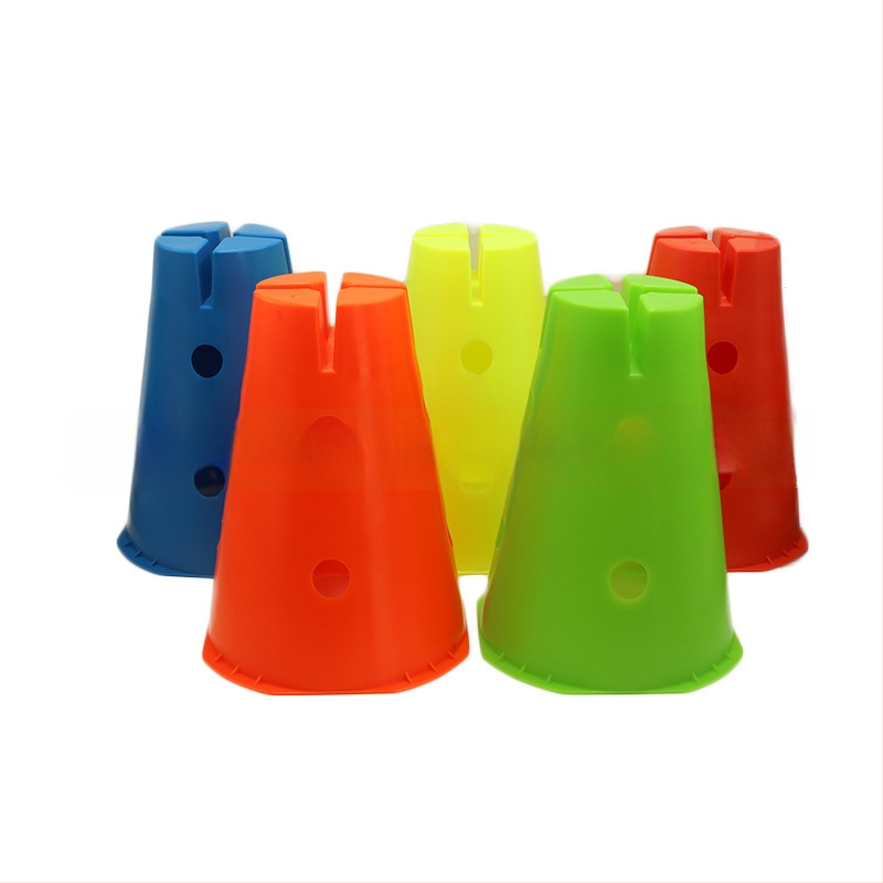 Aparate de antrenament pentru fotbal – material PE, Crown, conuri de obstacol și găleată pentru semne