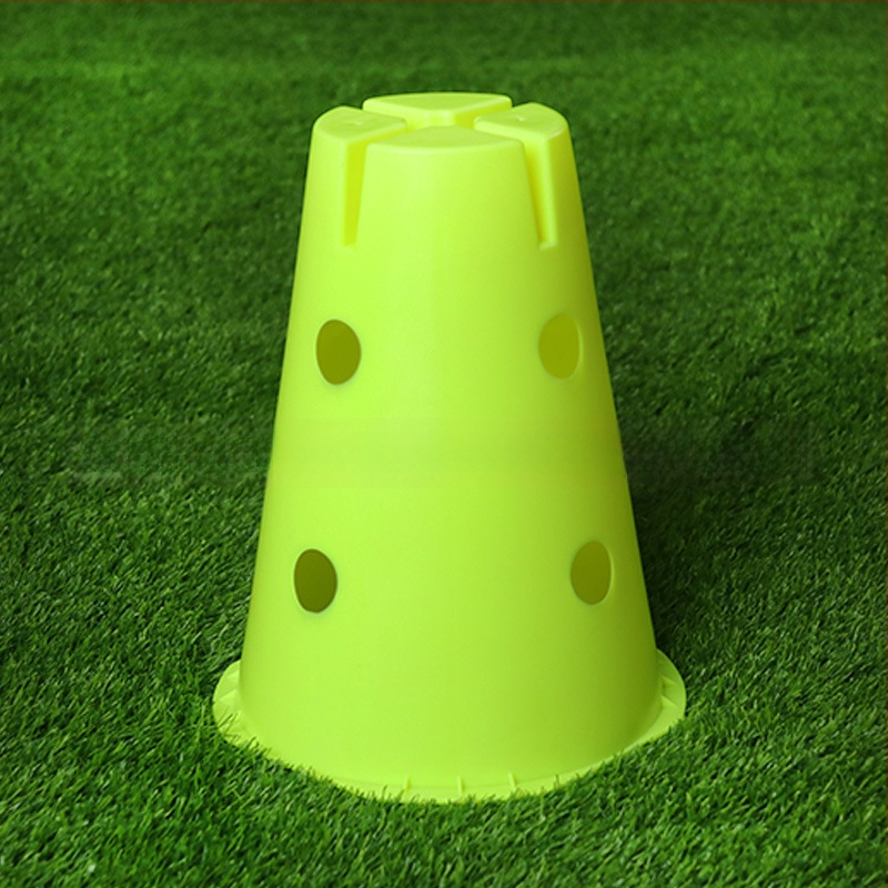 Aparate de antrenament pentru fotbal – material PE, Crown, conuri de obstacol și găleată pentru semne