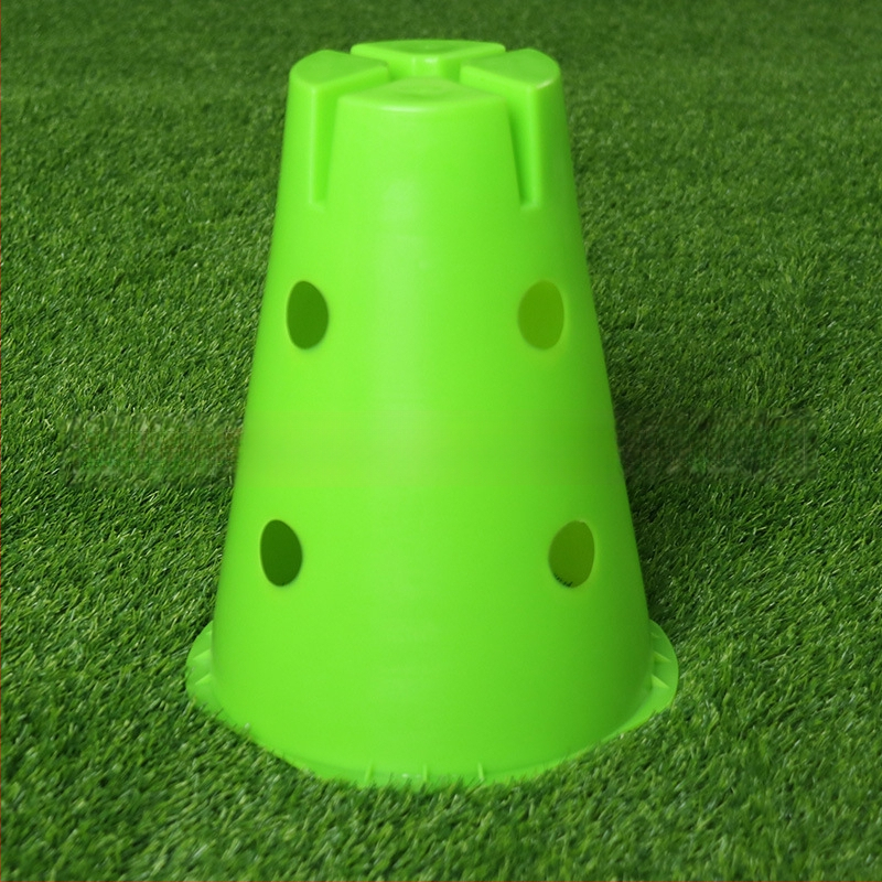Aparate de antrenament pentru fotbal – material PE, Crown, conuri de obstacol și găleată pentru semne