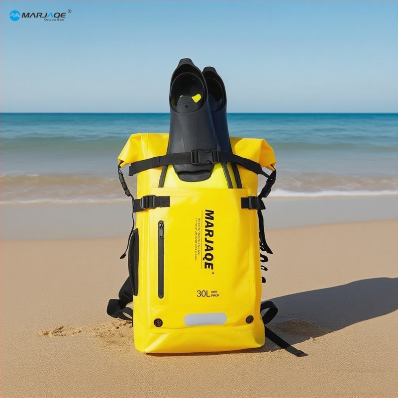 Daudzfunkcionāla ūdensneca mugursoma āra aktivitātēm, 30 L ietilpība; materiāls 500D PVC mesh audums; ūdensnecaurlaidīgs audums; svītrainais raksts; piemērota brīvās niršanas, peldēšanas un raftinga nodarbībām; universāla.